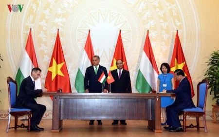 Primer ministro húngaro finaliza su visita a Vietnam  - ảnh 1