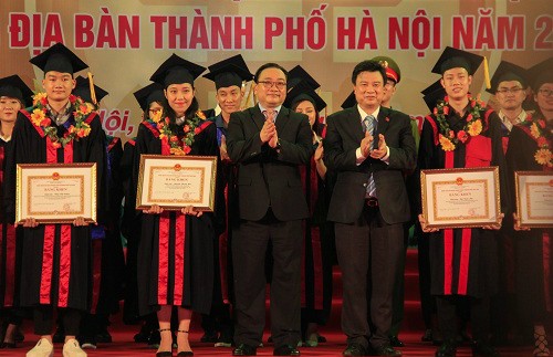Hanói honra a los licenciados universitarios más sobresalientes - ảnh 1