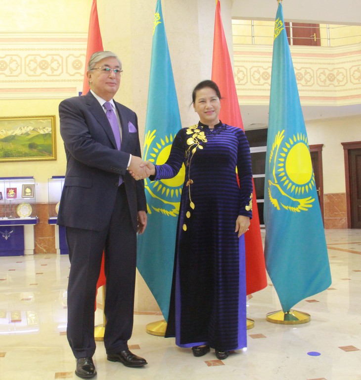 La presidenta del Parlamento vietnamita dialoga con el titular de la Cámara Baja de Kazajistán - ảnh 1