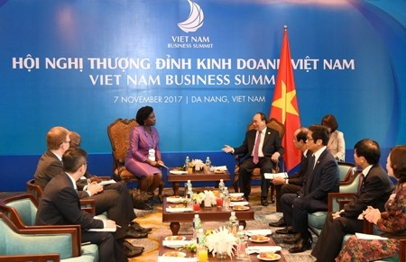 Primer ministro vietnamita recibe a altos dirigentes del Banco Mundial y WEF - ảnh 1