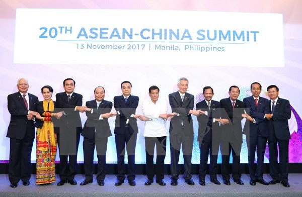El jefe de Gobierno vietnamita asiste a la reunión plenaria de la Asean en Manila - ảnh 1