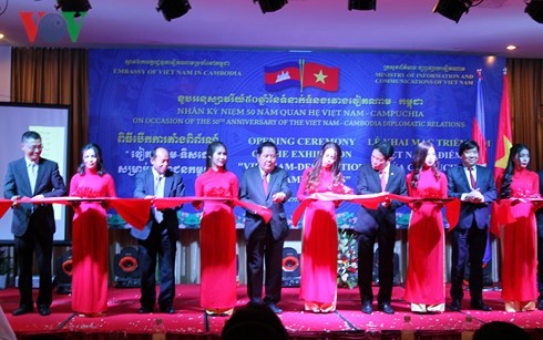 Exposición en saludo al 50 aniversario de los vínculos diplomáticos Vietnam-Camboya - ảnh 1