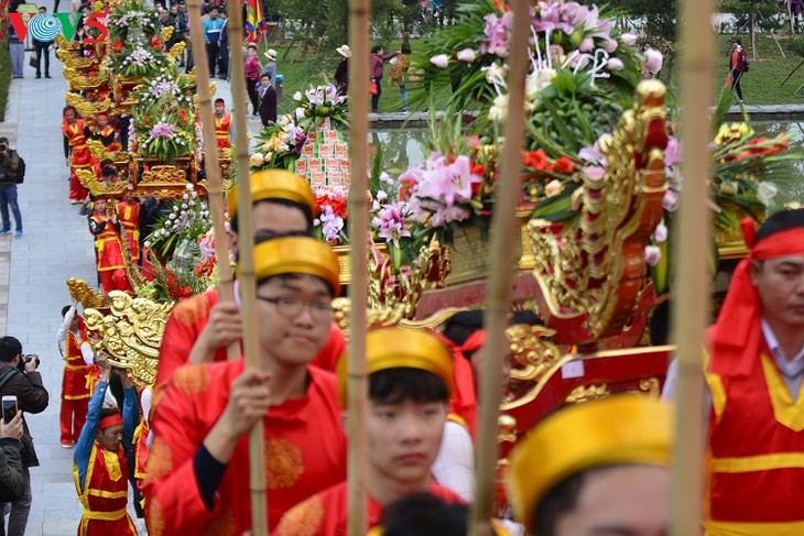 Fiestas tradicionales se desarrollan en diferentes localidades vietnamitas - ảnh 2
