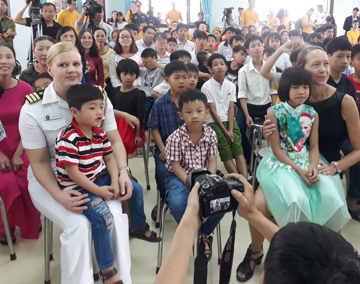 Prosiguen buques estadounidenses visita a Da Nang - ảnh 1