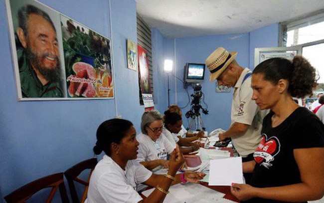 Cubanos votan a los miembros de la Asamblea Nacional  - ảnh 1