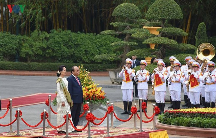Consejera del Estado de Myanmar concluye su visita a Vietnam - ảnh 1