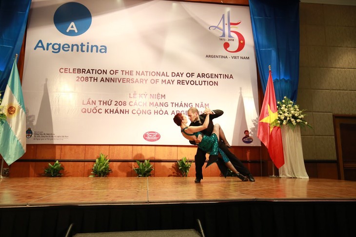 Celebran en Hanói el 208 aniversario de la Revolución de Mayo y el Día Nacional de Argentina - ảnh 3