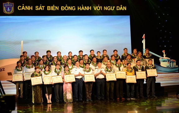 Vietnam estrecha coordinación entre la Policía Marítima y los pescadores  - ảnh 1
