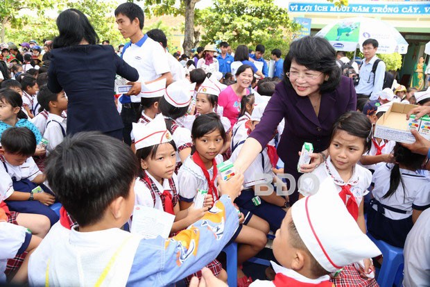Vicepresidenta vietnamita visita a familias en situación difícil en Binh Dinh - ảnh 1