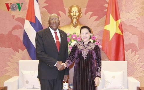 Dirigentes vietnamitas reciben al primer vicepresidente de Cuba  - ảnh 1