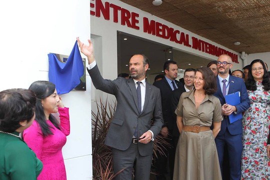 Premier Edouard Philippe asiste a la inauguración del Centro de Medicina Francesa en Ciudad Ho Chi Minh - ảnh 1