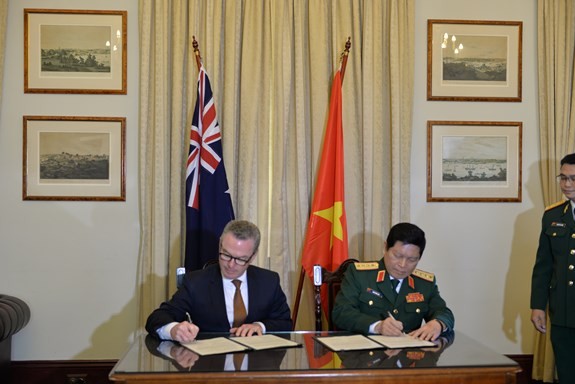 Vietnam y Australia firman Declaración Conjunta sobre cooperación en defensa - ảnh 1