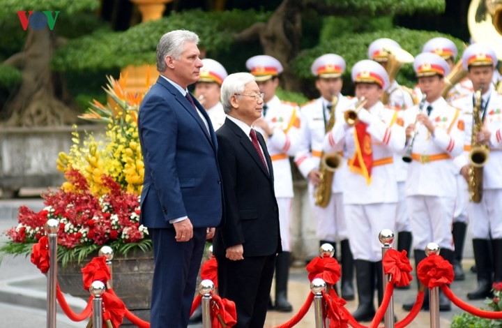 Miguel Díaz-Canel recibido en Hanói por el líder partidista y presidente de Vietnam - ảnh 1