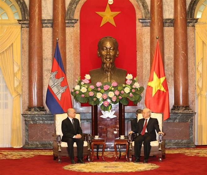 Presidente y líder partidista de Vietnam  recibe al Rey de Camboya - ảnh 1