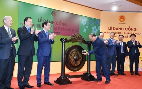 Premier vietnamita destaca tareas del mercado bursátil nacional en 2019 - ảnh 1