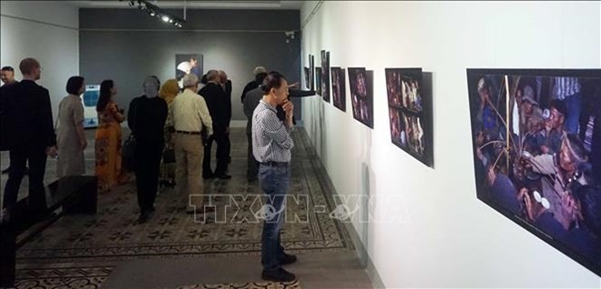 Inauguran exposición de fotografías de científico húngaro sobre una comunidad étnica vietnamita - ảnh 1