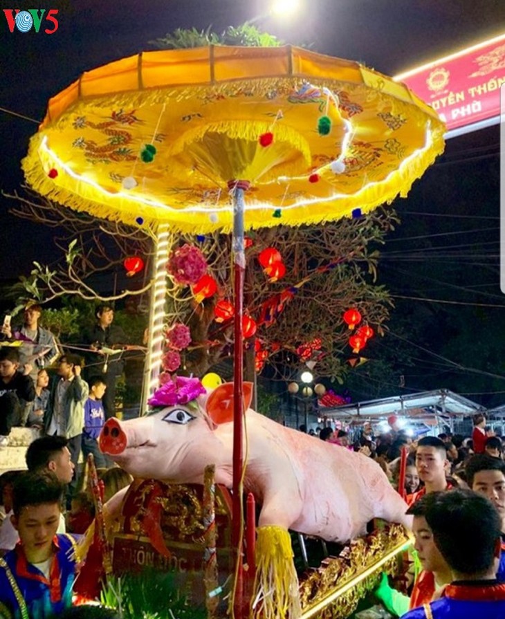 La procesión del “Señor Cerdo” en la aldea de La Phu - ảnh 2