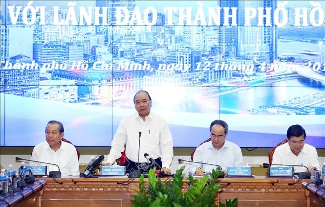 Premier vietnamita revisa el desarrollo socioeconómico de Ciudad Ho Chi Minh - ảnh 1