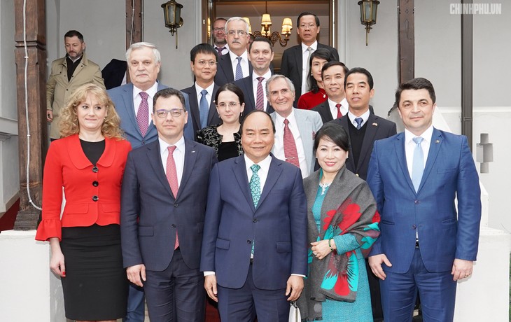 Prosigue agenda del primer ministro vietnamita en Rumania - ảnh 1