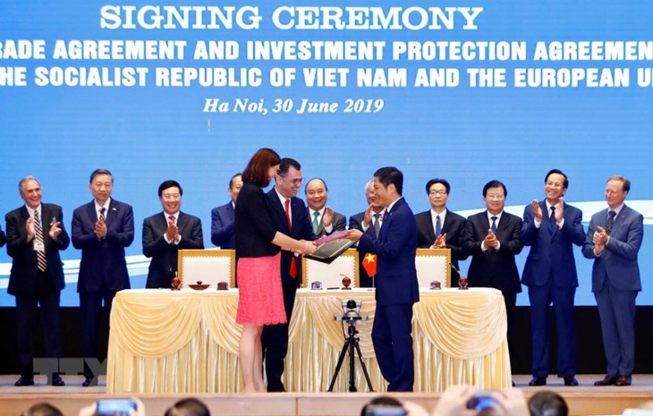 Medios internacionales resaltan la firma del tratado de libre comercio entre UE y Vietnam - ảnh 1