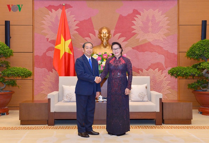 Líder del Parlamento vietnamita recibe al presidente del Tribunal Popular Supremo de Laos  - ảnh 1