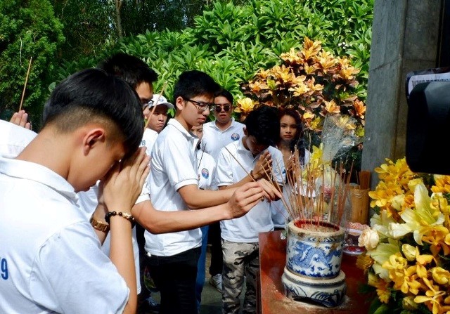 Jóvenes expatriados vietnamitas visitan Quang Ngai - ảnh 1