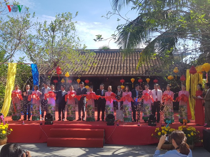 Inauguran V Festival Internacional de Seda y Brocado en Vietnam - ảnh 1