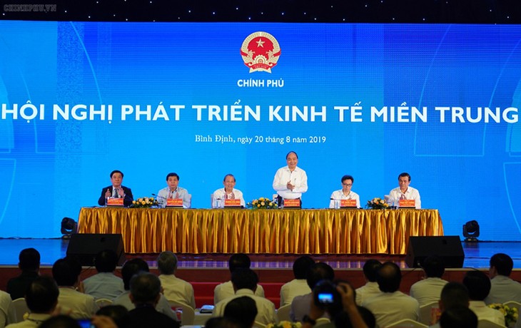 Primer ministro vietnamita preside conferencia de desarrollo económico del centro - ảnh 1