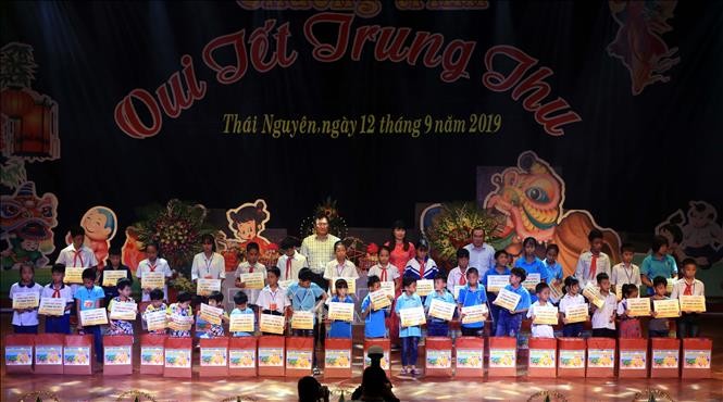 Localidades vietnamitas celebran Festival del Medio Otoño - ảnh 1