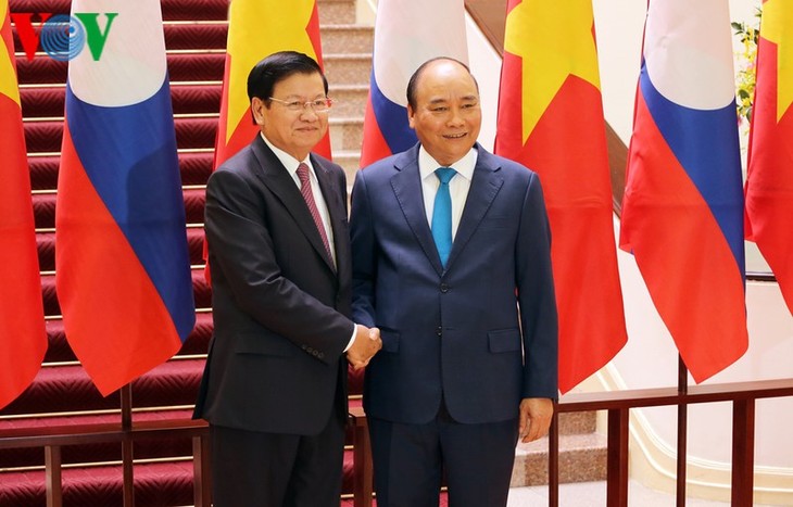 Primeros ministros de Vietnam y Laos dialogan sobre relaciones bilaterales - ảnh 1