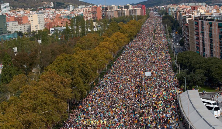 Medio millón de personas participan en protestas en Cataluña - ảnh 1