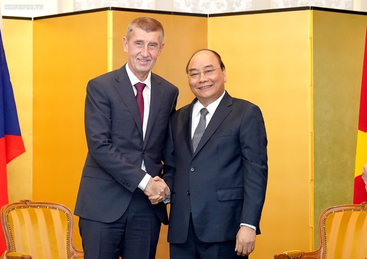 Premier vietnamita se reúne con dirigentes europeos en Tokio - ảnh 1