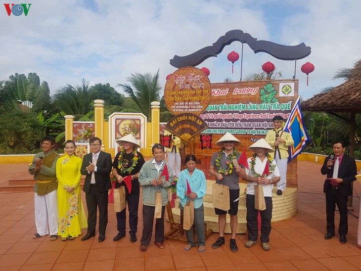 Localidades vietnamitas dan bienvenida a los primeros turistas foráneos en 2020 - ảnh 1