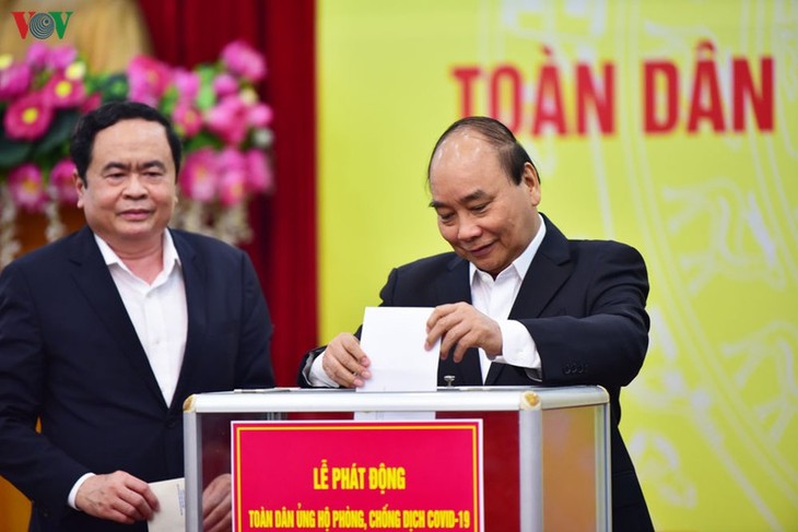 Empresas y bancos vietnamitas recaudan fondos millonarios en respuesta al coronavirus - ảnh 1