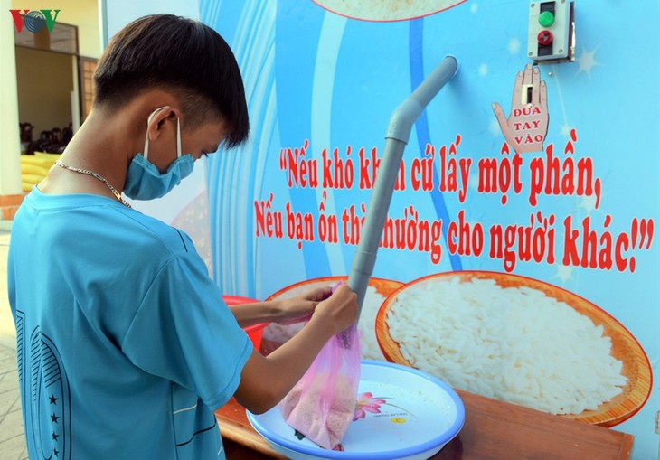 Vicepresidenta vietnamita alaba al autor del “cajero automático de arroz” - ảnh 1
