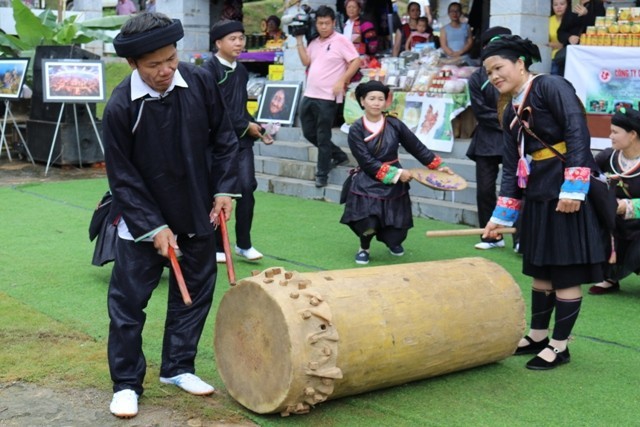 El baile con tambores de la etnia Giay en Ha Giang - ảnh 2