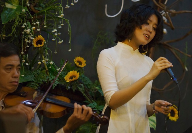Jóvenes artistas vietnamitas interprentan la música de Trinh Cong Son  - ảnh 1