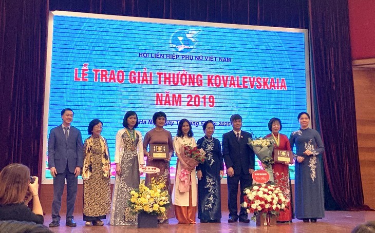 Entregan el premio Kovalevskaya 2019 a sobresalientes mujeres científicas de Vietnam - ảnh 1