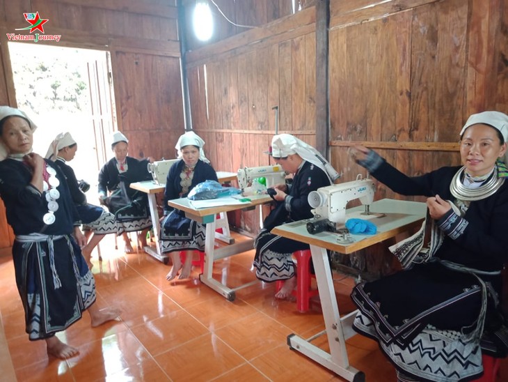 Mujeres Dao Tien preservan la elaboración de brocados tradicionales - ảnh 1