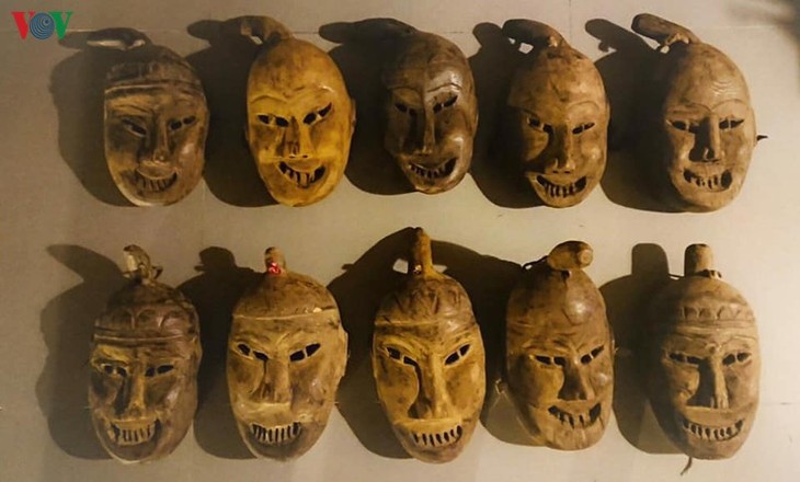 Baile de hombres disfrazados con máscaras: un ritual especial de la etnia Dao - ảnh 1