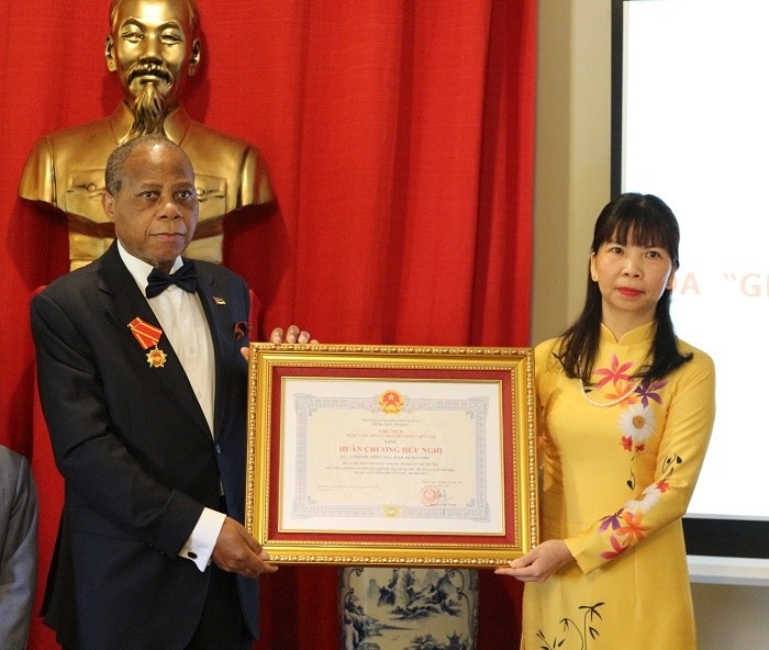 Vietnam entrega Medalla de la Amistad al exembajador de Mozambique - ảnh 1