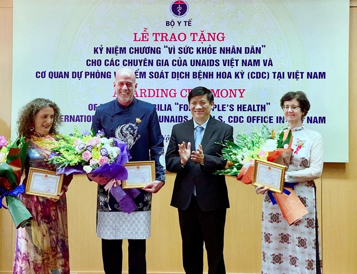 Vietnam entrega el sello conmemorativo “Por la salud de la población” a expertos extranjeros - ảnh 1