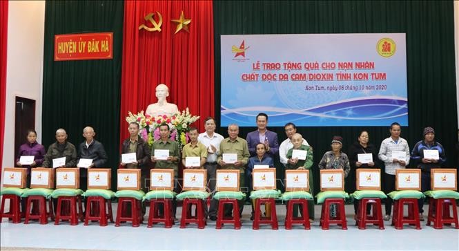 Entregan regalos a víctimas de la dioxina en la provincia de Kon Tum    - ảnh 1