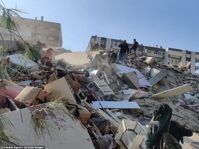 Aumentan las víctimas del potente terremoto en Izmir, Turquía - ảnh 1
