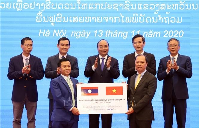 Entrega simbólica de mil toneladas de arroz donadas por Vietnam a Laos - ảnh 1