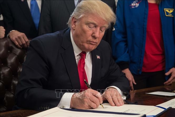 Trump firma proyecto de ley de gastos para evitar un cierre del Gobierno - ảnh 1