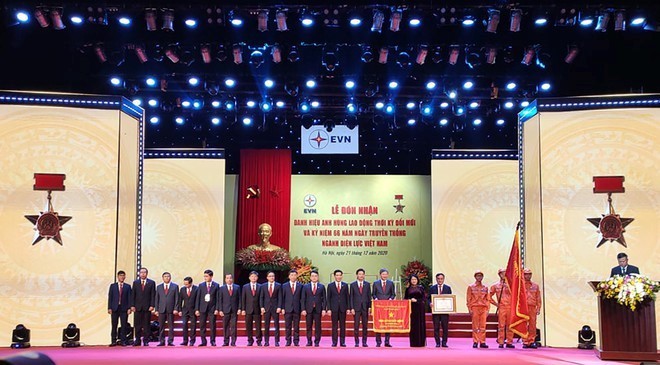 Grupo de Energía Eléctrica de Vietnam recibe título de “Héroe del Trabajo del período de Renovación”  - ảnh 2