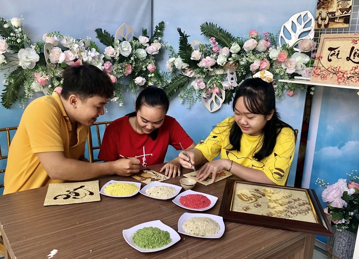 Un joven vietnamita emprende negocios con pinturas hechas de arroz - ảnh 2