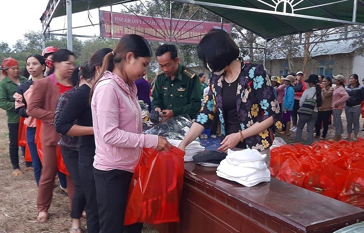 Atienden a las personas en situaciones difíciles en Vietnam en vísperas del Año Nuevo Lunar - ảnh 1