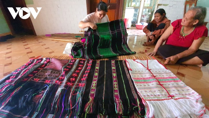 Una joven artesana de la etnia Ma y su aspiración de promover el tejido de brocados - ảnh 2
